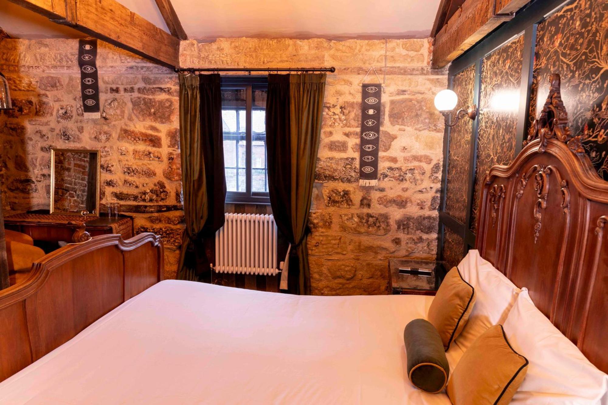 The Dirty Bottles Hotel Алнік Екстер'єр фото